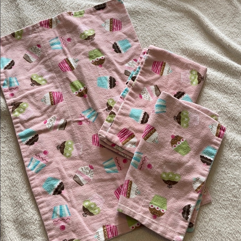 SALE 3/$12 Cupcake Burp Rags